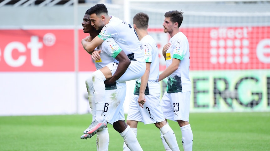Huckepack nach dem Sieg: Ramy Bensebaini freut sich auf Breel Embolos Rücken über den Sieg von Borussia Mönchengladbach beim SC Paderborn.