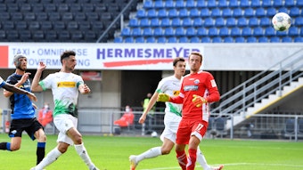 Lars Stindl von Borussia Mönchengladbach (2.v.l.) erzielte beim 3:1-Sieg in Padeborn seinen achten und neunten Saisontreffer.