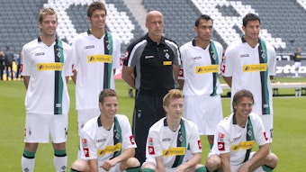 Sommer 2009: Nicht nur Trainer Michael Frontzeck und die späteren Schlüsselspieler Marco Reus und Juan Arango stellen sich bei Borussia Mönchengladbach vor. Auch die Postbank ist neu als Hauptsponsor bei den Fohlen.