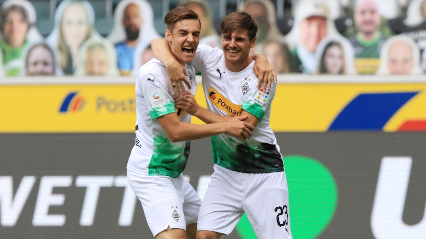 Jonas Hofmann (rechts) brachte mit seinem frühen 1:0 den 20. Saisonsieg von Borussia Mönchengladbach auf den Weg. Florian Neuhaus war der erste Gratulant.