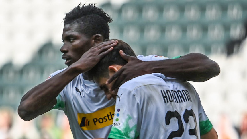 Breel Embolo (l.) und Jonas Hofmann legten sich beim 2:1-Sieg gegen Hertha BSC Berlin gegenseitig ihre Treffer auf.