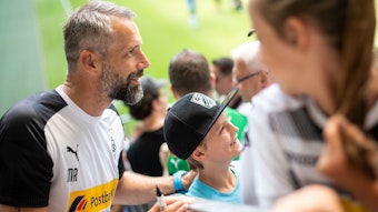 Marco Rose posiert an seinem ersten Trainingstag bei Borussia Mönchengladbach mit den Fans für Fotos.