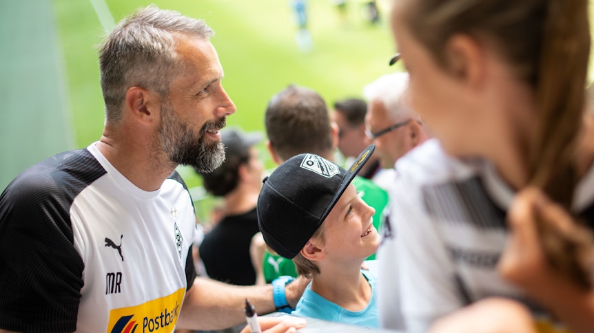 Marco Rose posiert an seinem ersten Trainingstag bei Borussia Mönchengladbach mit den Fans für Fotos.