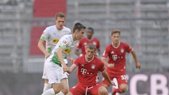 Michael Cuisance (M.) feierte gegen Borussia Mönchengladbach sein Startelf-Debüt beim FC Bayern München.