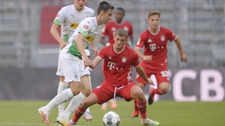 Michael Cuisance (M.) feierte gegen Borussia Mönchengladbach sein Startelf-Debüt beim FC Bayern München.