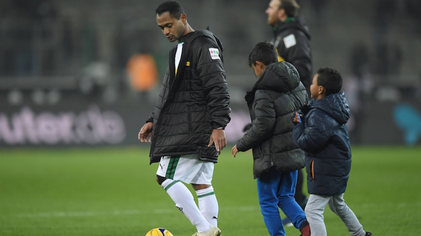 Raffael und seine Frau haben gemeinsam vier Kinder. Hier kickt er gemeinsam mit seinen beiden Söhnen Raffael Junior und Raicky nach dem Spiel im Borussia-Park.