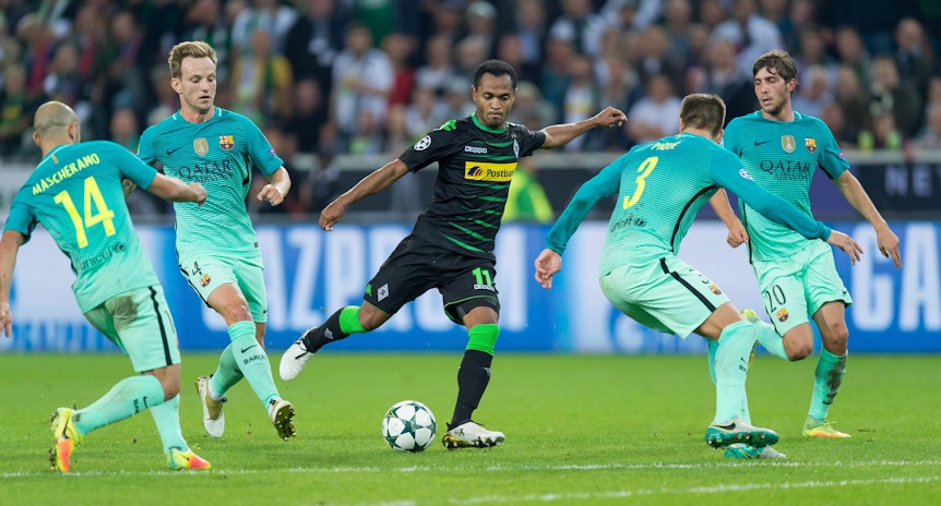 Einen seiner besten Auftritte für Borussia Mönchengladbach hatte Raffael (M.) in der Champions League gegen den FC Barcelona.
