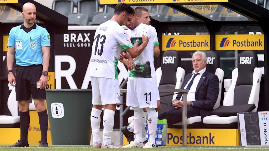 Borussias Spielführer Lars Stindl streifte Raffael bei dessen Einwechslung in seinem letzten Spiel die Kapitänsbinde über.