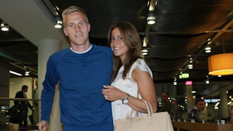 Oscar Wendt (l.), hier mit seiner Frau Sandra (r.), bleibt für ein weiteres Jahr bei Borussia Mönchengladbach. Der Linksverteidiger hat bis 2021 im Fohlen-Stall verlängert