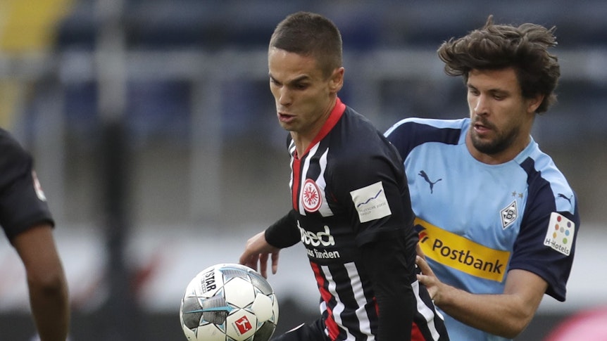 Mittelfeld-Routinier Tobias Strobl (r.), hier im Duell mit Mijat Gacinovic (l.) beim Geisterspiel in Frankfurt, verlässt nach der Saison ablösefrei die Gladbacher Borussia und heuert beim FC Augsburg an.