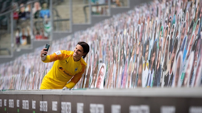 Yann Sommer macht nach dem letzten Bundesliga-Spiel ein Selfie mit den Pappkameraden im Borussia-Park.