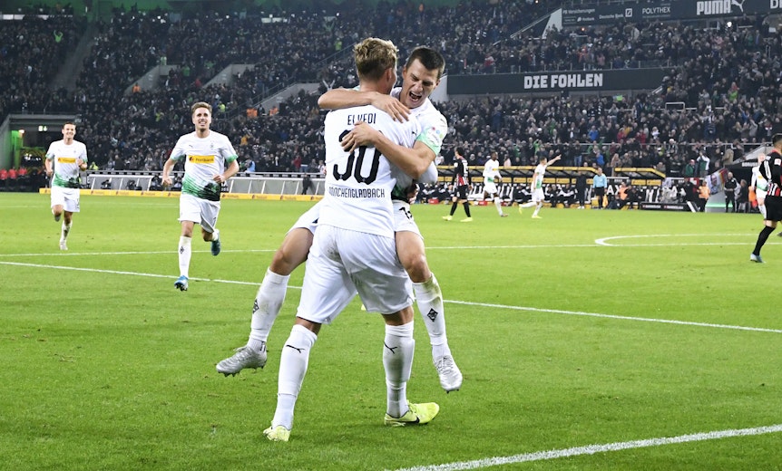 Nico Elvedi und Stefan Lainer freuen sich über ein Tor beim 4:2 von Borussia Mönchengladbach gegen Eintracht Frankfurt.