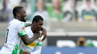Marcus Thuram feiert Mamadou Doucouré bei dessen Debüt für Borussia Mönchengladbach.