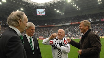 An seinem 75. Geburtstag bekommt Hermann Jansen ein Trikot von Borussia Mönchengladbach überreicht.