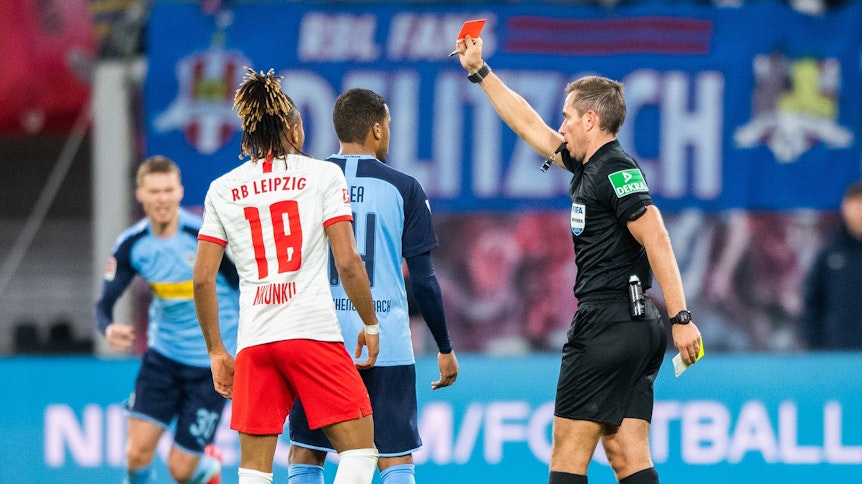 Schiedsrichter Tobias Stieler (r.) zeigt Alassane Plea die Gelb-Rote Karte.