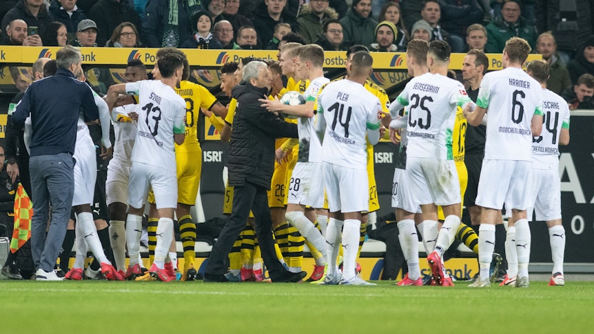 53.877 Zuschauer verfolgen die Partie zwischen Borussia Mönchengladbach und Borussia Dortmund.