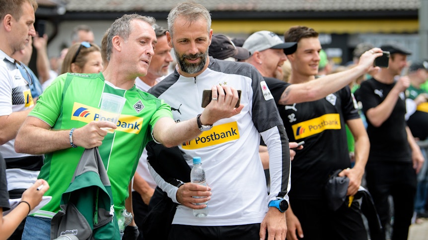 Die Fans nutzten die Gelegenheit, um erste Selfies mit Borussias neuem Trainer zu schießen.