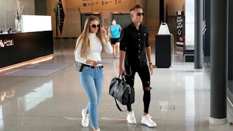 Hannes Wolf verlässt mit seiner Freundin Teresa den Borussia-Park, nachdem er für ein Jahr in Gladbach unterschrieben hat.