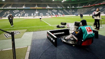 Aufgrund der Coronavirus-Pandemie fallen die TV-Einnahmen der Bundesliga-Klubs in der Saison 2020/21 niedriger aus.