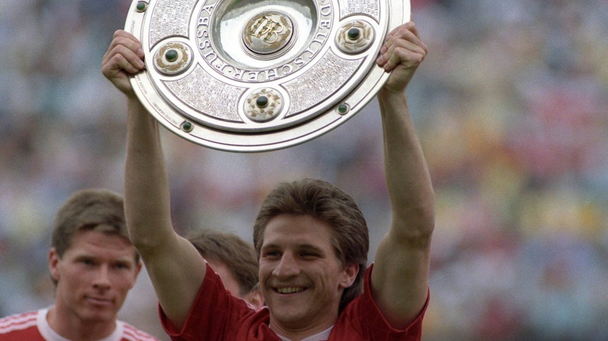 Profis mit kräftigen Oberarmen gibt es beim FC Bayern nicht erst seit Leon Goretzka: Die hatten echte Münchner wie Thomas Kastenmaier, hier auf dem Bild zu sehen, auch schon 1990, um die Meister-Schale gen Himmel zu recken.