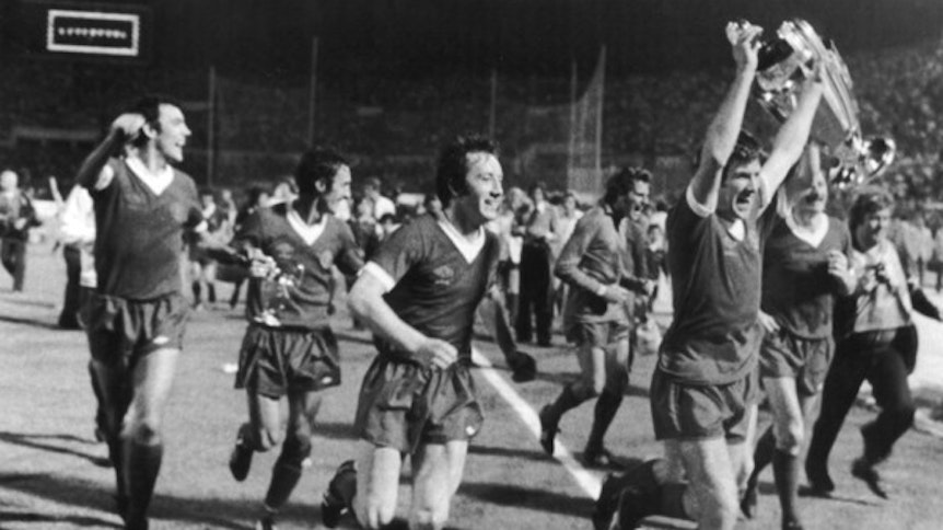 Der wohl bitterste Moment für Borussia. Gladbach verspielt 1977 im Finale von Rom gegen den FC Liverpool den größten Titel im Vereinsfußball. Die Engländer jubeln nach einem 3:1 als Sieger des Europapokals der Landesmeister.