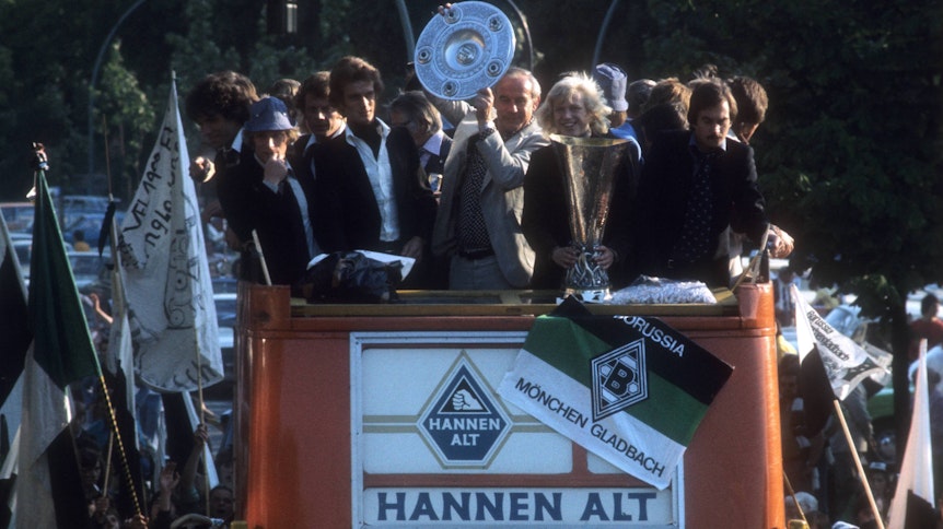 Europacup, Meisterschale, Jubelrausch, dazu ein lecker Altbier vom Niederrhein. Gladbach feiert 1975 die Fohlen mal so richtig ab.