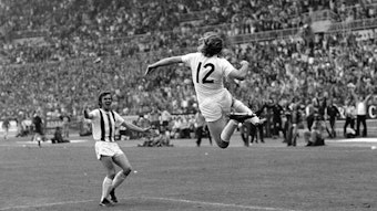 Komm, flieg in meine Arme, Zauber-Huf! Jupp Heynckes (l.) kann es kaum erwarten, Tor-Held Günter Netzer (r.) abzuklatschen. Dieser hatte wenige Augenblicke zuvor Borussia zum Pokalsieg 1973 gegen Köln geschossen.
