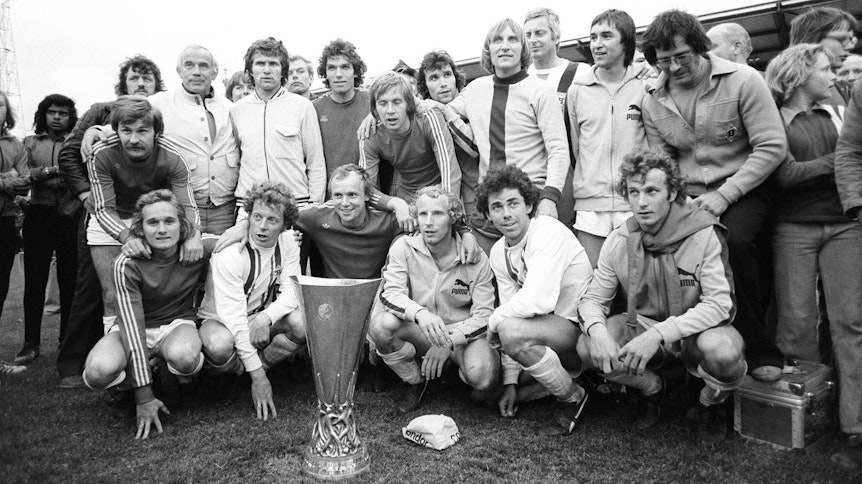 So sehen Europapokal-Helden aus: Gladbach gewinnt 1975 erstmals einen internationalen Titel, holt den UEFA-Cup an den Niederrhein.