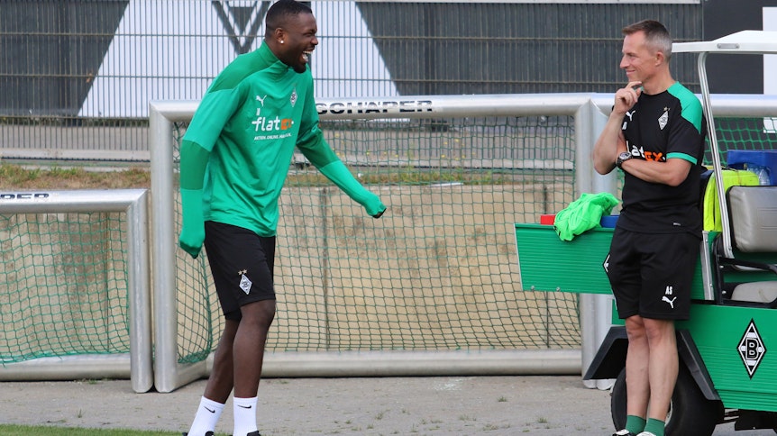 Borussia-Angreifer Marcus Thuram hat gut lachen. Nach seiner Verletzung am Sprunggelenk macht er im Reha-Training sichtbare Fortschritte.