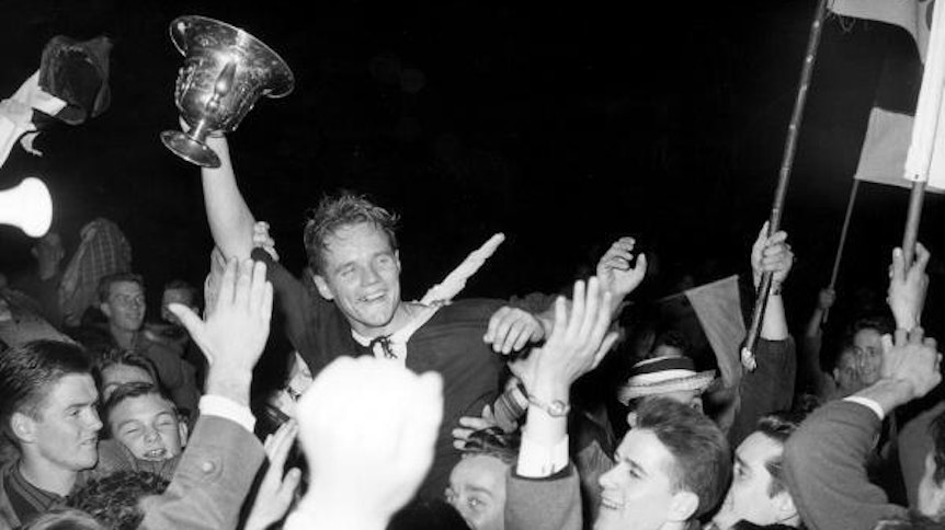 1960 landet der erste große Titel in Borussias Vitrinen-Schrank. Der VfL gewinnt im Finale gegen den KSC den DFB-Pokal.
