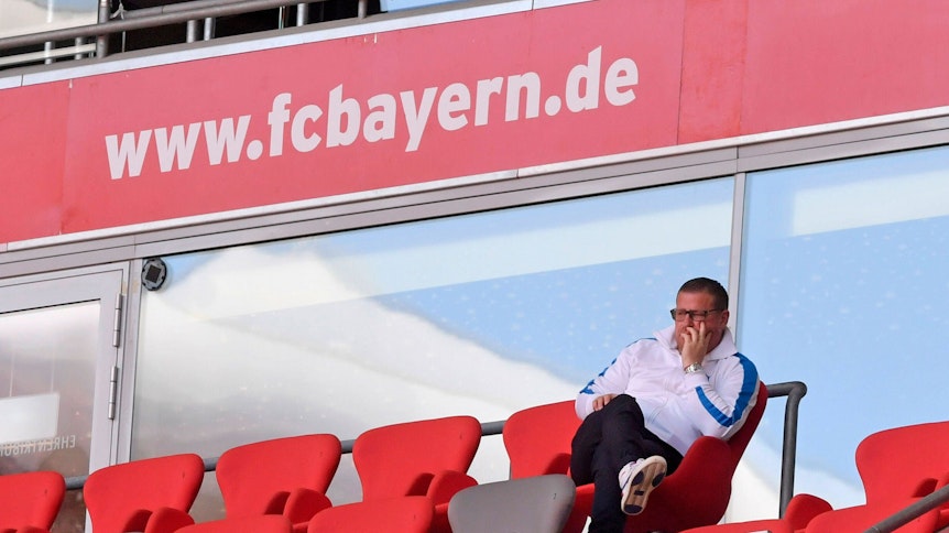 Max Eberl auf der Tribüne in der Müncher Allianz-Arena. Gladbachs Manager macht keinen Hehl daraus, dass er dem FC Bayern Sonntag im Finale gegen PSG den Titel in der Champions League wünscht.
