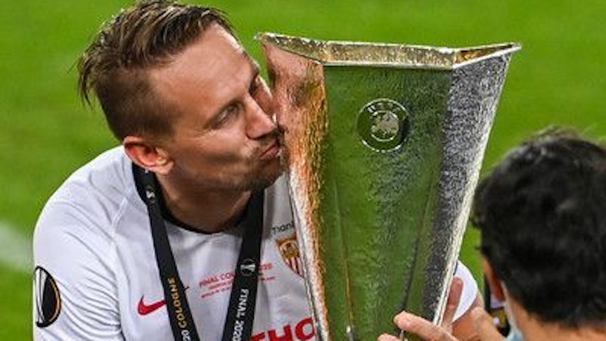 Luuk de Jong knutscht den UEFA-Pokal. Mit dem FC Sevilla gewann der Stürmer jüngst den Europacup im Finale gegen Inter Mailand.