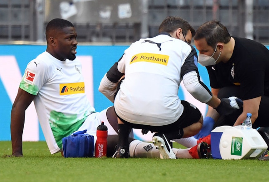 Aua, es geht nicht mehr weiter. Marcus Thuram verletzt sich im Juni beim Liga-Duell (1:2) gegen die Bayern in der Münchner Arena schwer.