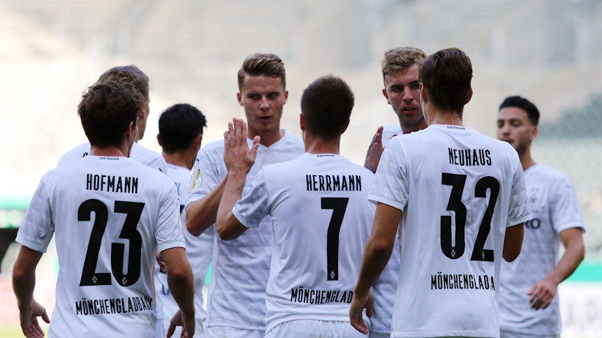 Hofmann, Herrmann, Neuhaus, Elvedi - die Borussia-Profis hatten gegen Oberneuland Spaß am Toreschießen.