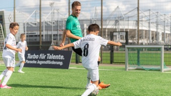 Gladbach-Profi Patrick Herrmann im Übungsspielchen mit einigen Nachwuchs-Talenten auf dem Trainingsgelände im Borussia-Park.