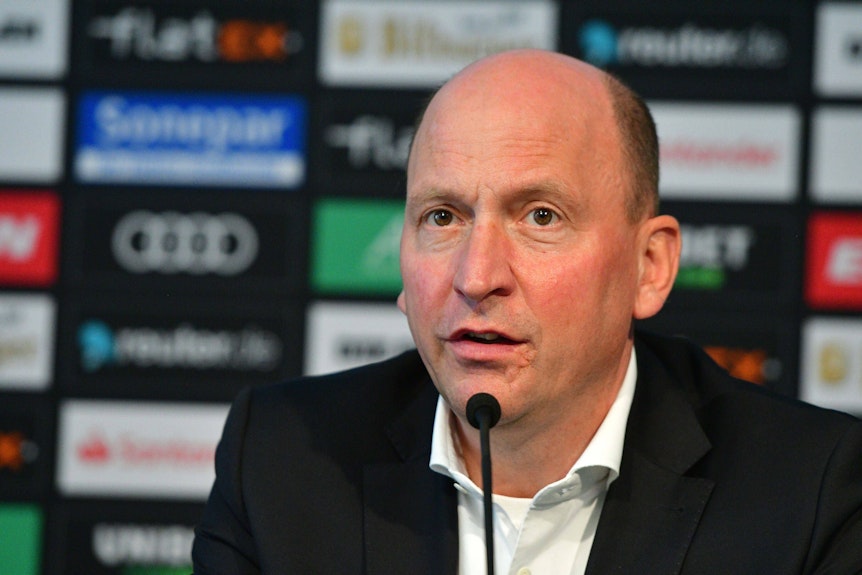 Während einer Pressekonferenz hat Borussias Geschäftsführer Stephan Schippers erste Pläne erläutert, wie der Klub zum Heimspiel gegen Union Berlin im Rahmen der Coronaschutzverordnung rund 10.800 Fans ins Stadion lassen kann.