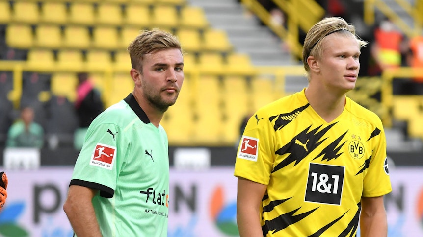 Christoph Kramer von Borussia Mönchengladbach steht neben Erling Haaland von Borussia Dortmund.