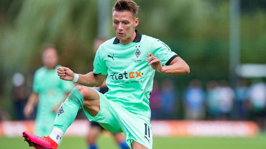 Hannes Wolf, Spieler von Borussia Mönchengladbach, versucht, den Ball mit seinem rechten Fuß zu stoppen.