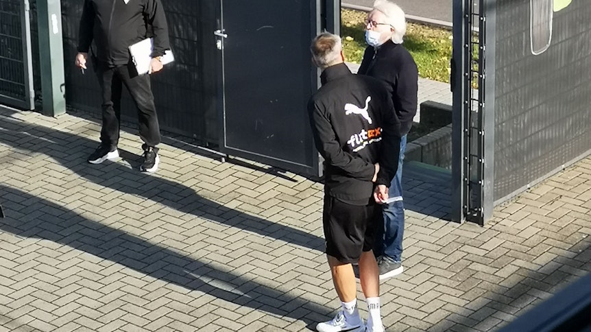 Borussia Mönchengladbachs Trainer Marco Rose im Gespräch mit Winfried Schäfer im Borussia-Park.