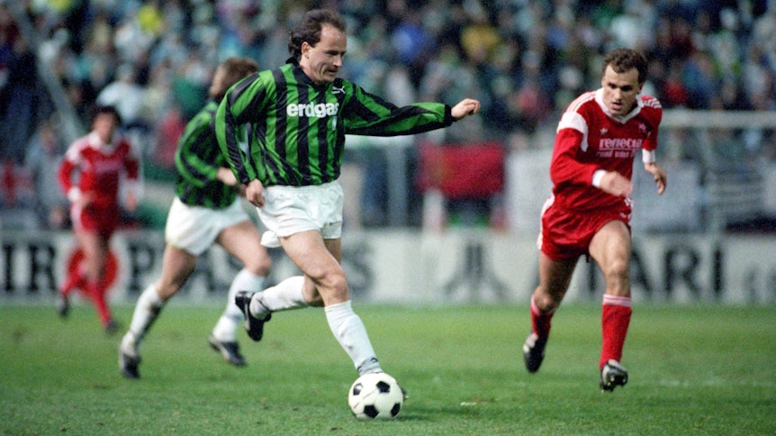 Fußballer Igor Belanow kontrolliert mit seinem Fuß den Ball.