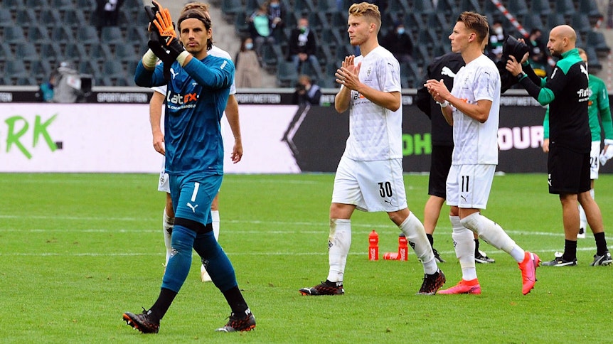 Torhüter Yann Sommer klatscht in die Hände nach dem Spiel der Gladbacher Borussia gegen Union Berlin.