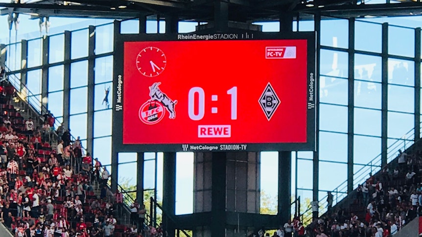 Die Anzeigetafel im Kölner Stadion zeigt 2019 das Endergebnis zwischen dem 1. FC Köln und Borussia Mönchengladbach.