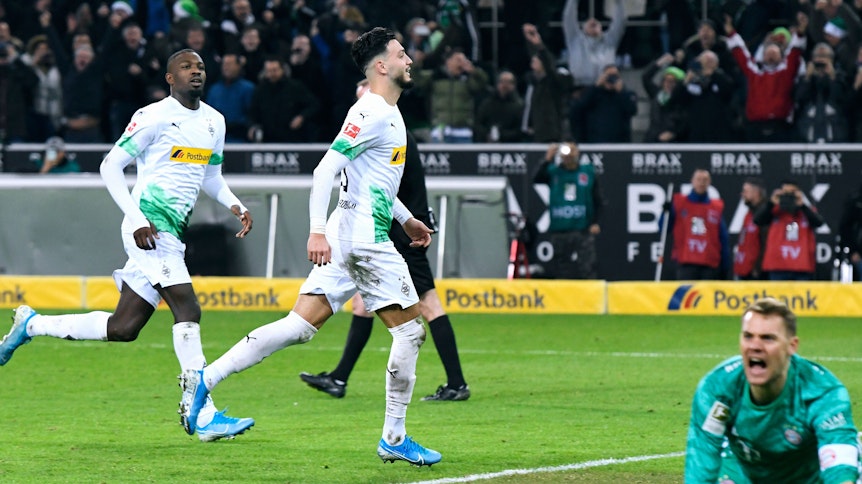 Münchens Kapitän Manuel Neuer liegt wütend am Boden, Bayern-Killer Ramy Bensebaini (Mitte) dreht nach verwandeltem Strafstoß glücklich ab. So geschehen im Dezember im Borussia-Park. Die letzte Pleite des Rekordmeisters seither.
