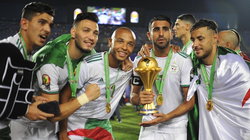Borussias Verteidiger Ramy Bensebaini (2.v.l.) weiß, wie man Pokale und Trophäen gewinnt. 2019 holte er mit Algerien den Afrika-Cup, zugleich mit seinem Ex-Klub Stade Rennes den französischen Pokal.
