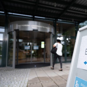 Ein Schild mit der Aufschrift „Impfen Eingang“ steht im Juni 2021 vor der Sächsischen Landesärztekammer.