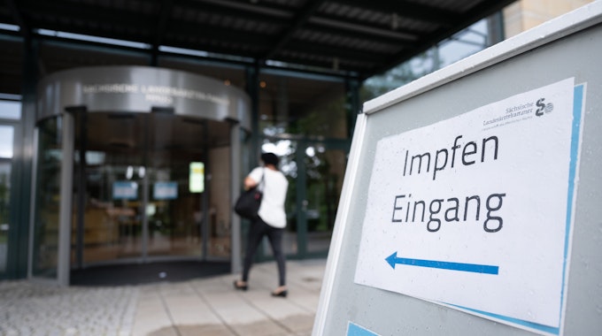 Ein Schild mit der Aufschrift „Impfen Eingang“ steht im Juni 2021 vor der Sächsischen Landesärztekammer.