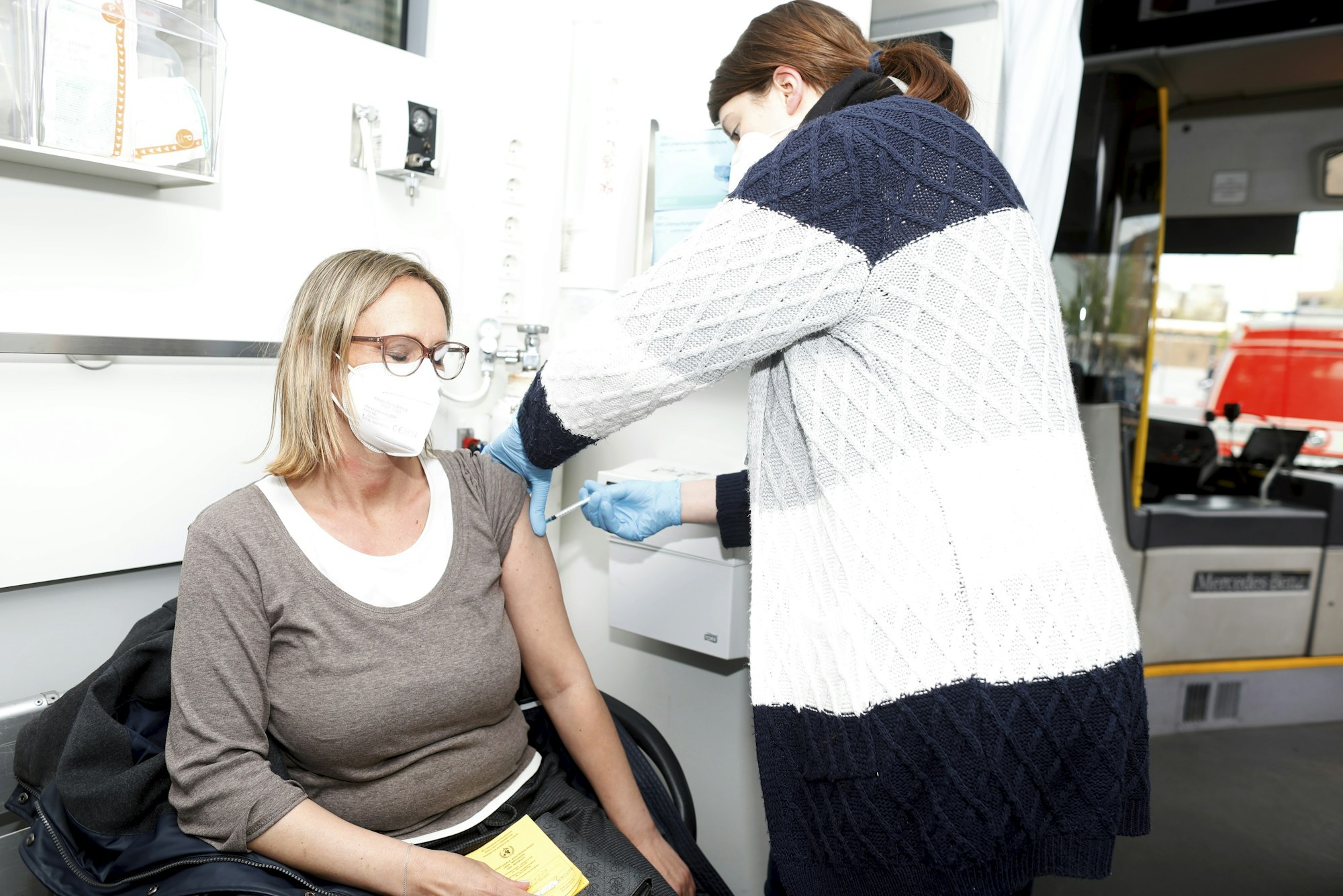 Eine Frau wird im Impfbus in Köln-Chorweiler gegen Covid-19 geimpft.