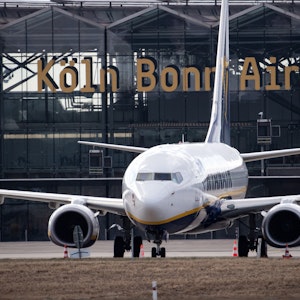 Ein Flugzeug von Ryanair steht auf dem Vorfeld des Flughafen Köln/Bonn.