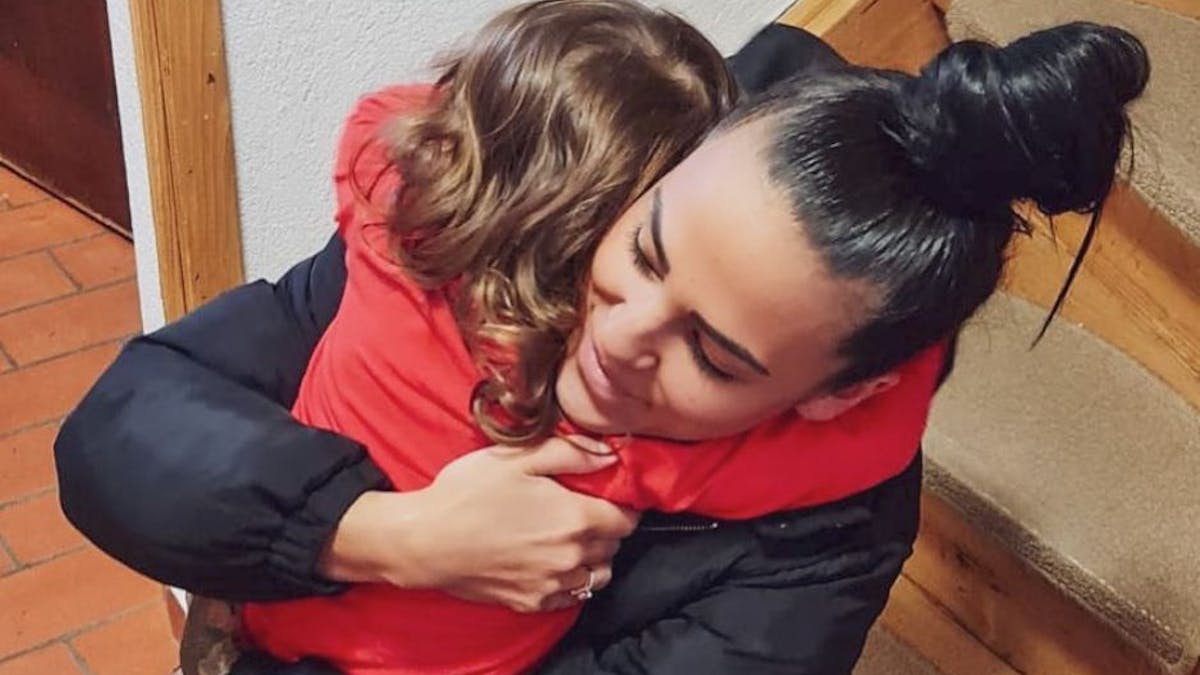Trash-Star Elena Miras umarmt ihre Tochter Aylen, die nur von hinten zu sehen ist. Das Foto hat Elena Miras im Februar auf Instagram gepostet. Beide mussten mit einer Lebensmittelvergiftung ins Krankenhaus, erklärt Miras in einem Video.
