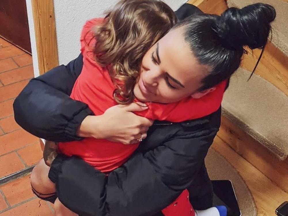 Trash-Star Elena Miras umarmt ihre Tochter Aylen, die nur von hinten zu sehen ist. Das Foto hat Elena Miras im Februar auf Instagram gepostet. Beide mussten mit einer Lebensmittelvergiftung ins Krankenhaus, erklärt Miras in einem Video.